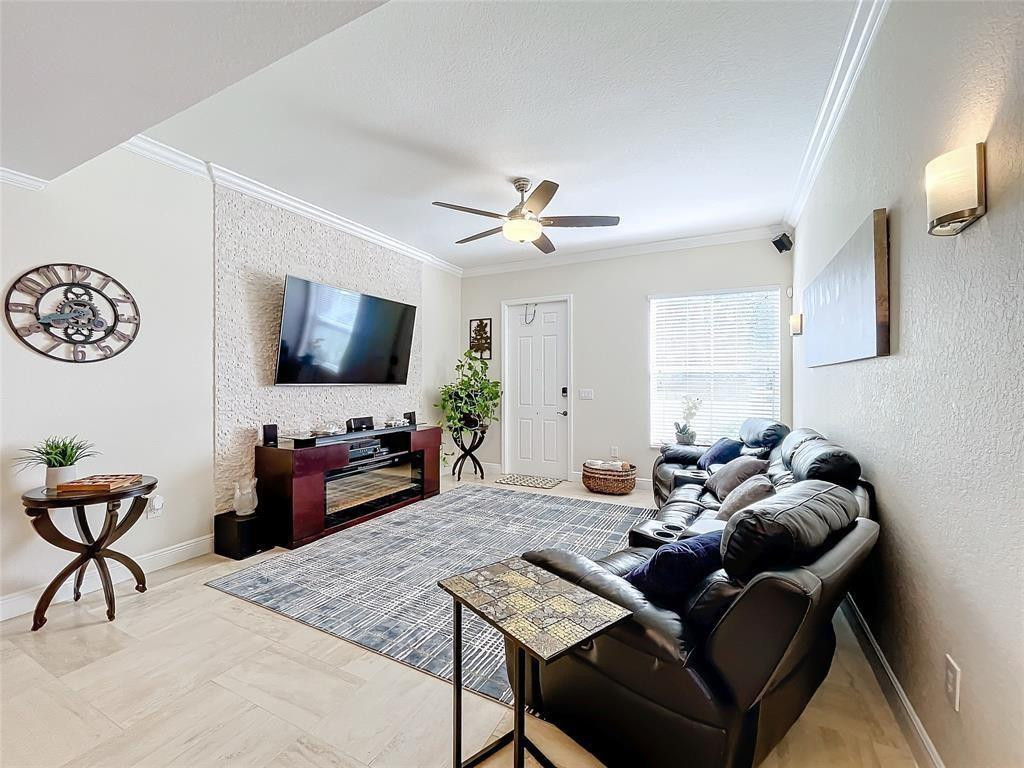 PALOMA LAKES CONDOMINIUM NO 1 - Residential Lease