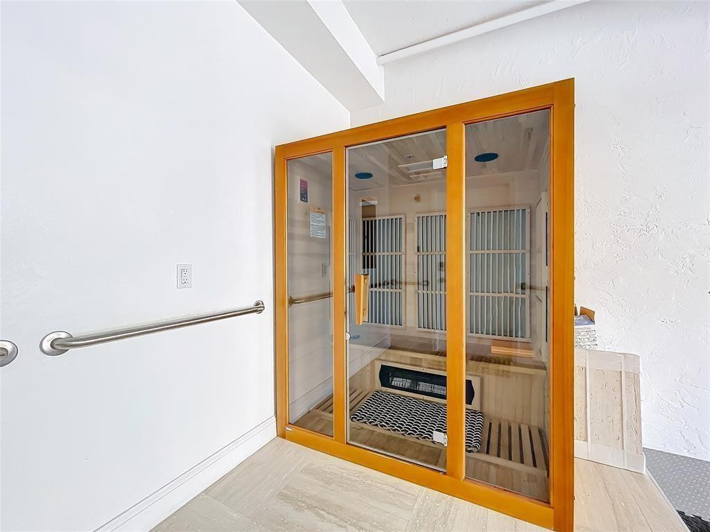 PALOMA LAKES CONDOMINIUM NO 1 - Residential Lease