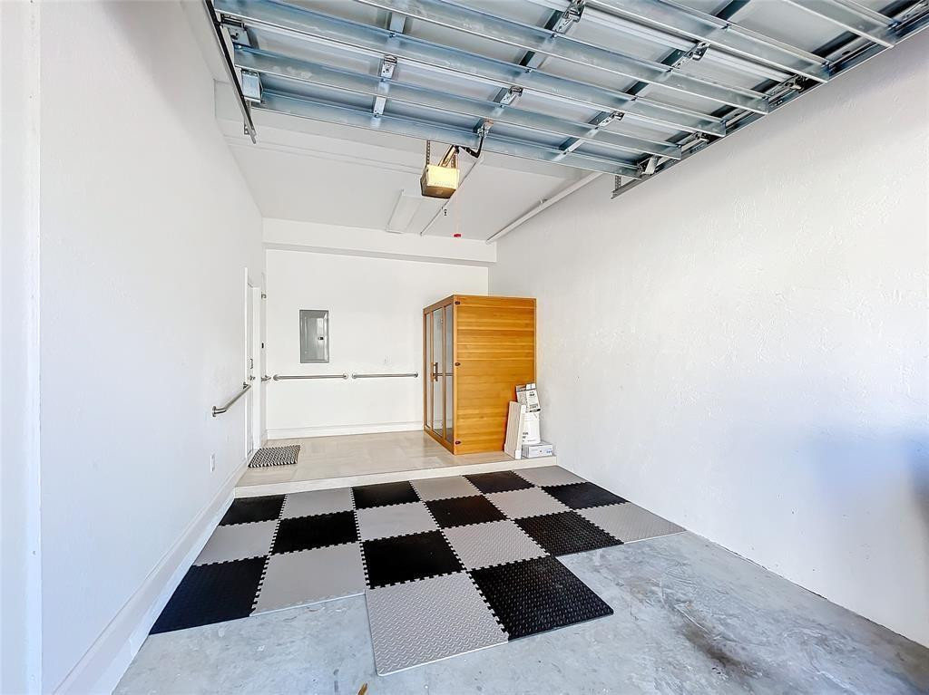 PALOMA LAKES CONDOMINIUM NO 1 - Residential Lease