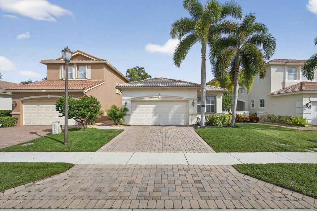 Photo of 171 Isle Verde Way, Palm Beach Gardens, FL 33418 (MLS # B26024843)