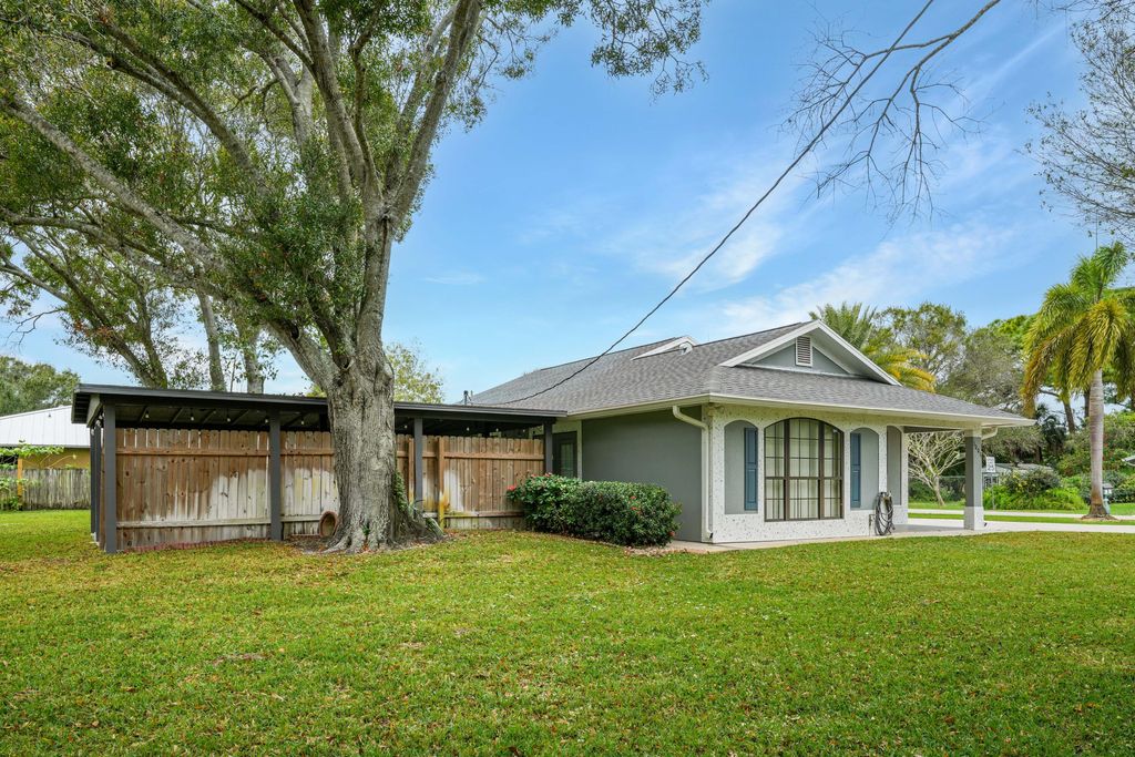 Photo of 1001 Gatewood Avenue, Fort Pierce, FL 34982 (MLS # R11147400)