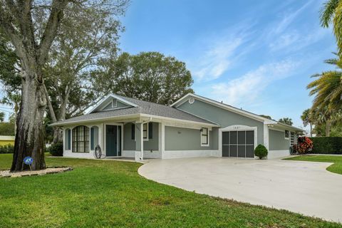 Photo of 1001 Gatewood Avenue, Fort Pierce, FL 34982 (MLS # R11147400)