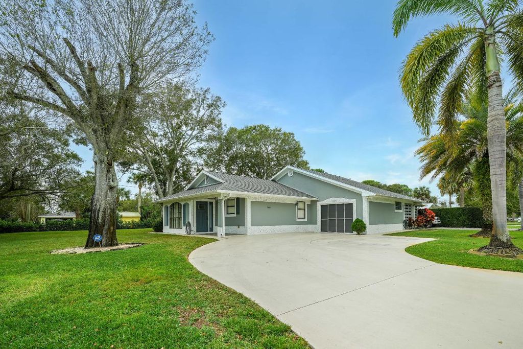 Photo of 1001 Gatewood Avenue, Fort Pierce, FL 34982 (MLS # R11147400)