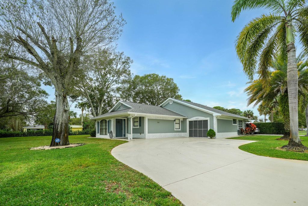 Photo of 1001 Gatewood Avenue, Fort Pierce, FL 34982 (MLS # R11147400)