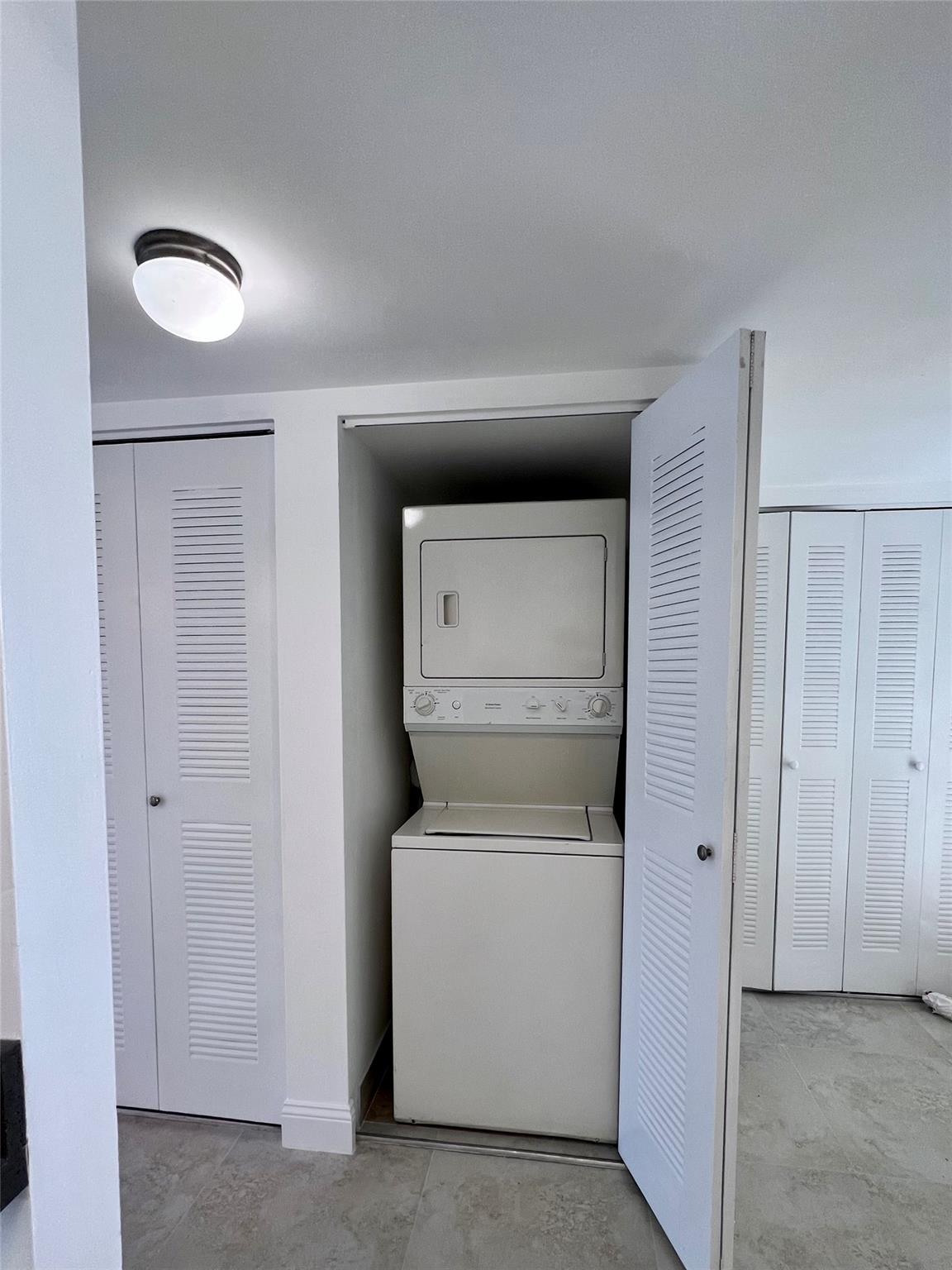 VILLAS AT LAKEVIEW CONDO - Residential Lease