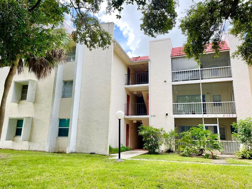 Newly updated 3rd Floor Corner Unit in Spanish Oaks with elevator in building and laundry on each floor! Update bathrooms and kitchen! No carpet! Large screened patio, water included, semi-gated community with Clubhouse, Tennis, and Community pool. Walking distance to Boca Raton Community Hospital and FAU Campus. VACANT AND READY FOR QUICK OCCUPANCY (First, Last, Security — No pets)