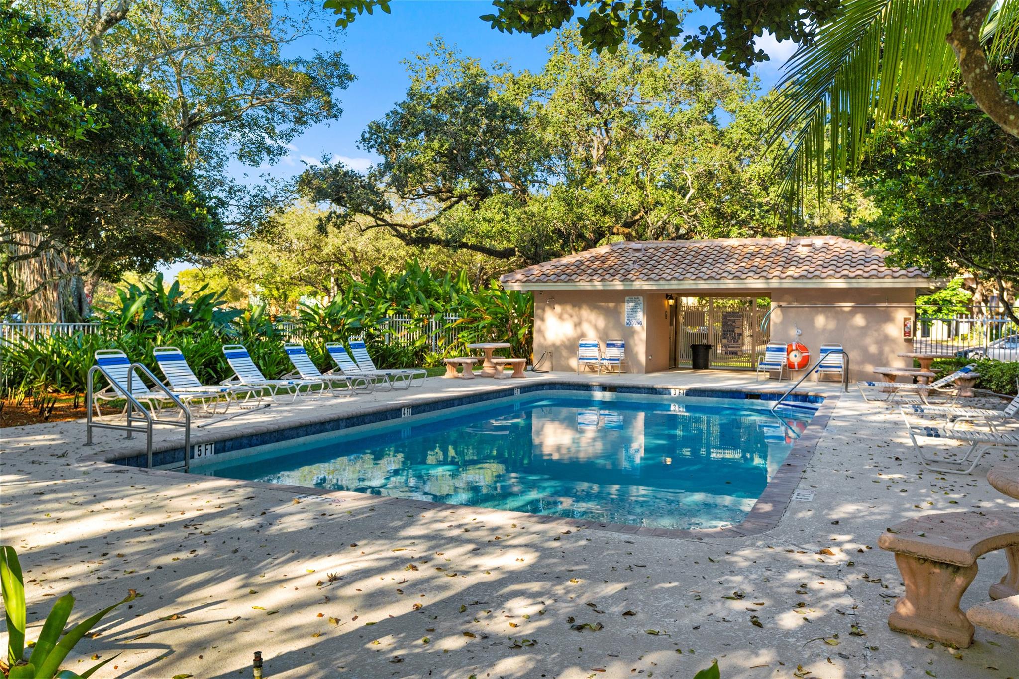 ROLLING HILLS GOLF & TENN - Residential