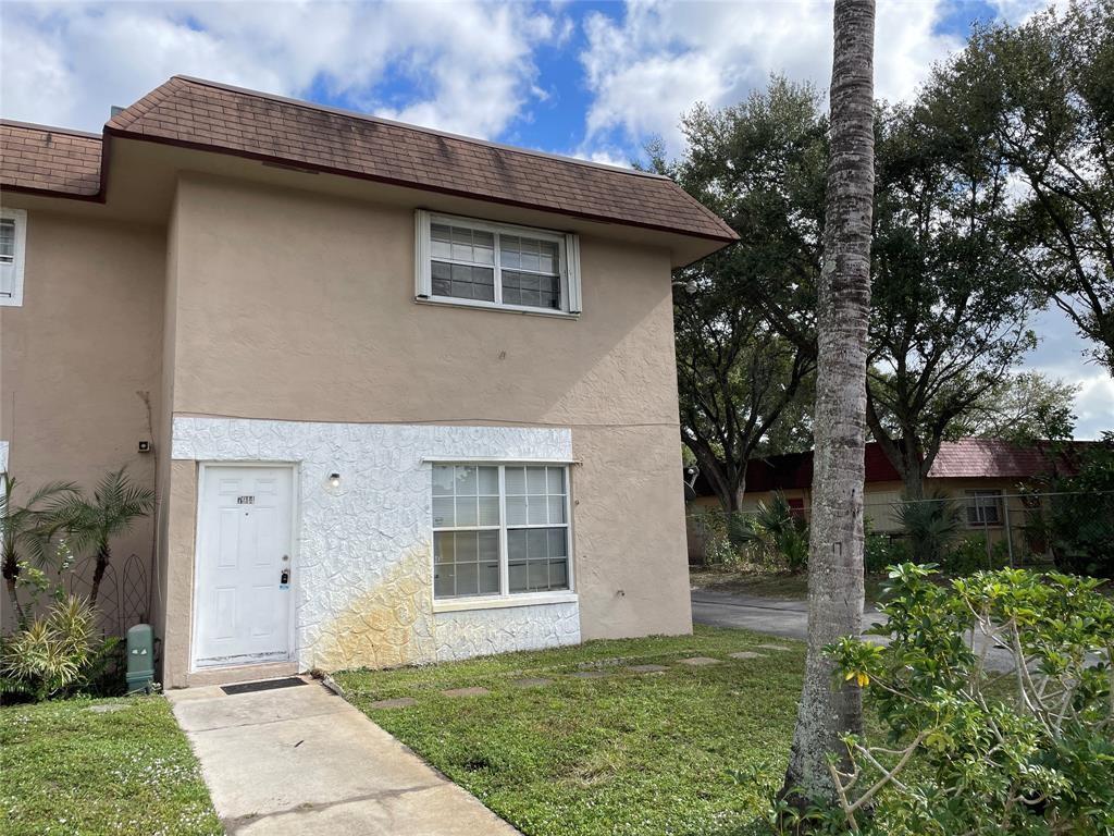 Beautiful corner townhouse 2 Bedroom and 1.5 Bathroom with nice fenced-in backyard. Spacious Corner unit townhouse with washer and dryer hookups. Stainless steel appliances. Excellent location close to transportation, shopping dining and entertainment. Move in ready, quick approval, NO Credit Score Requirement.