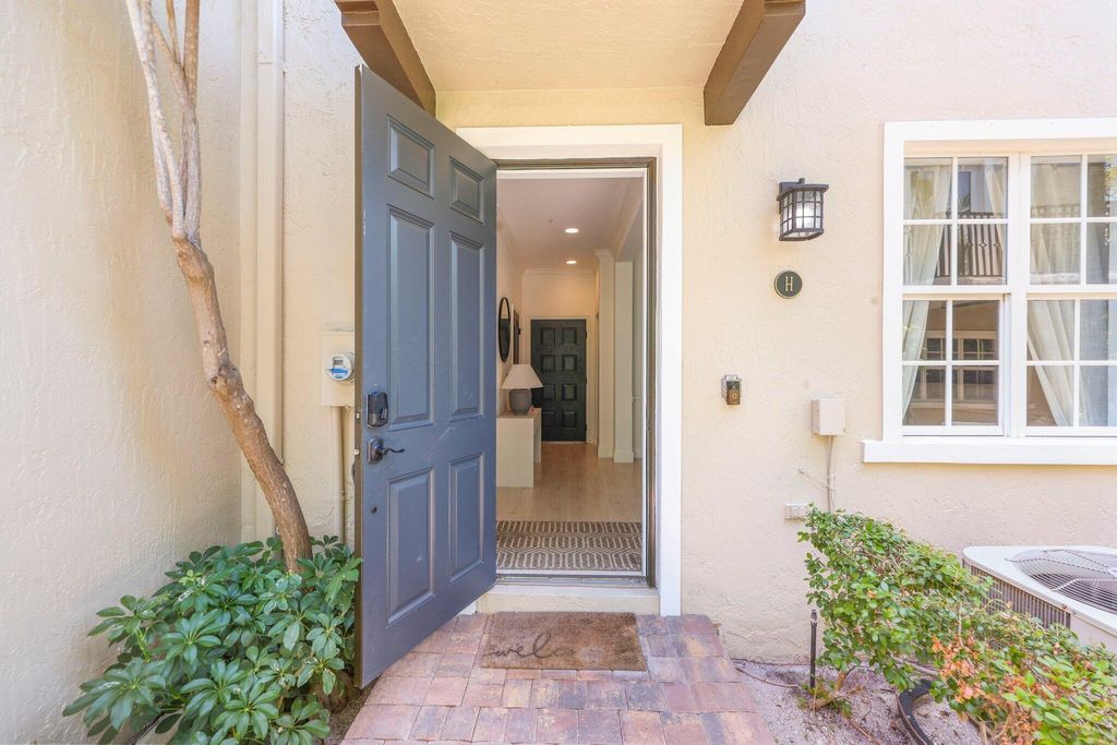 Photo of 72 SE 6th Avenue #H, Delray Beach, FL 33483 (MLS # B26023302)