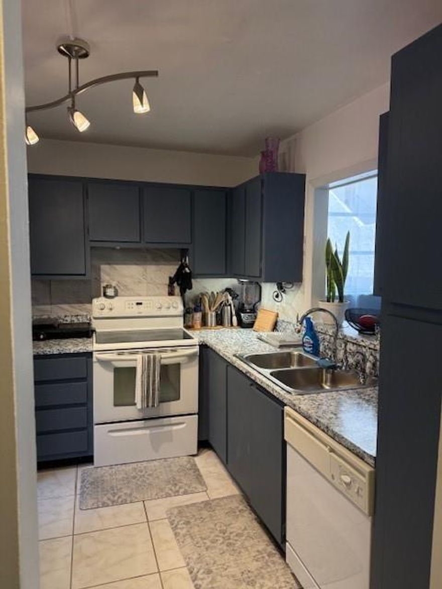 Beautiful, spacious one bedroom/ one and a half bath condo in the heart of Plantation. Includes one assigned, secure parking space and lots of guest parking. Community has very nice BBQ area, pool and newly remodeled gym.
Move in date December 6th. Call agent/owner for showings