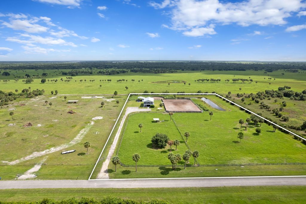 Photo of 6536 SE 26th Trail, Okeechobee, FL 34974 (MLS # B26021946)