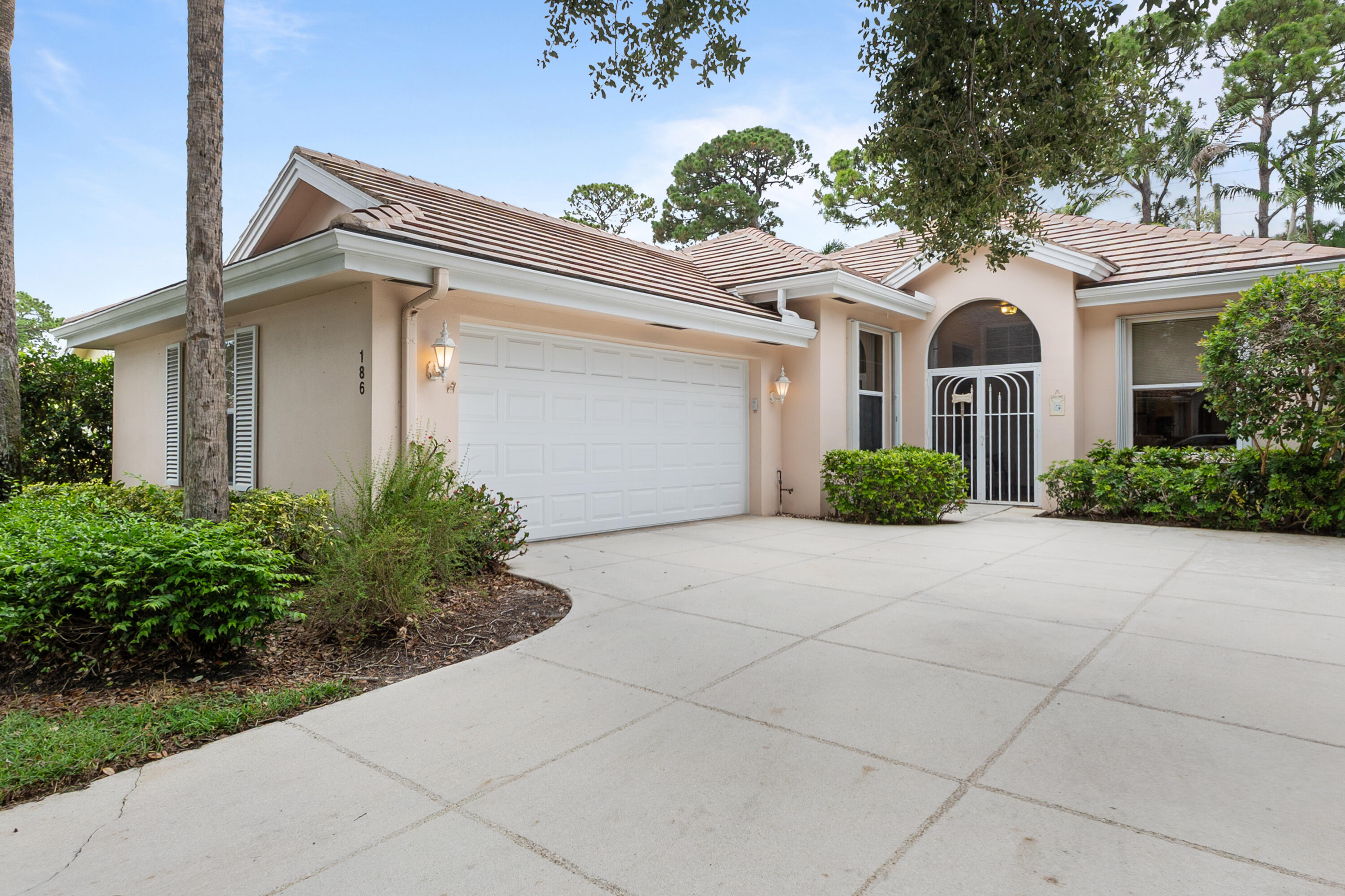 186 S Hampton Drive
