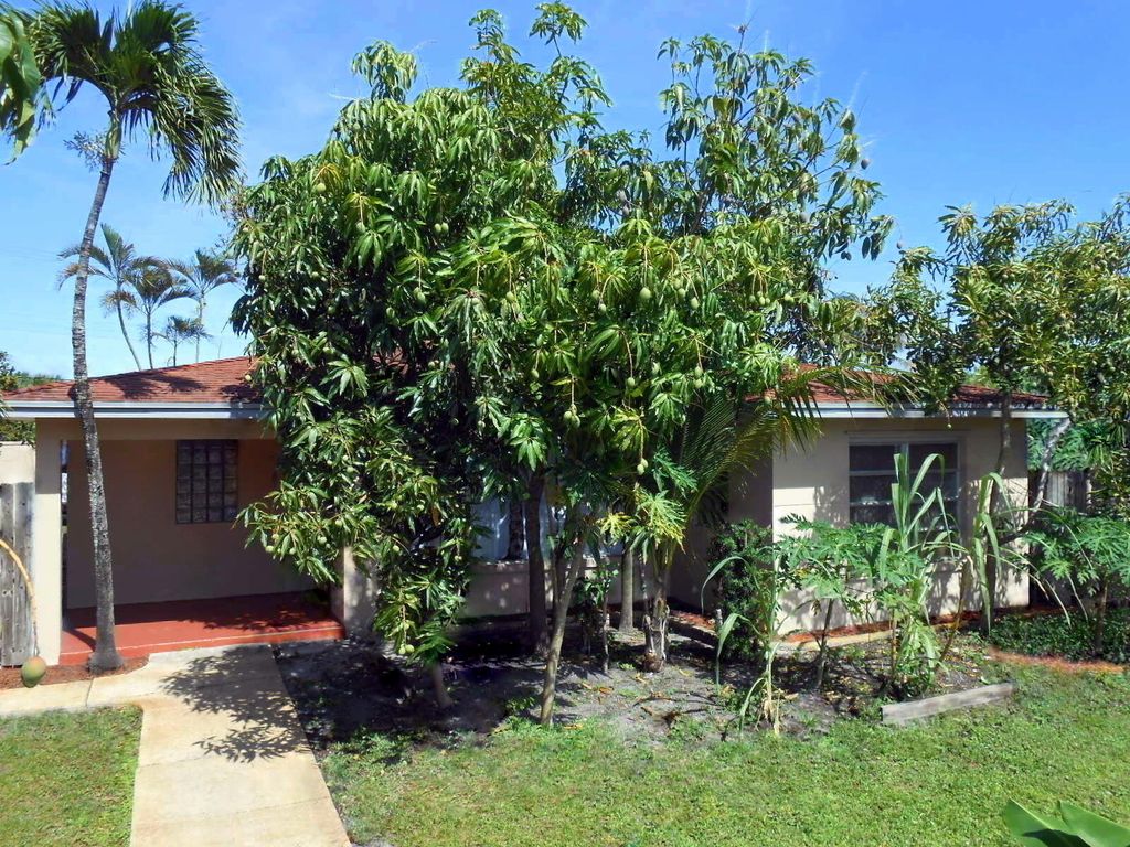 Photo of 500 S D Street, Lake Worth Beach, FL 33460 (MLS # B26027696)