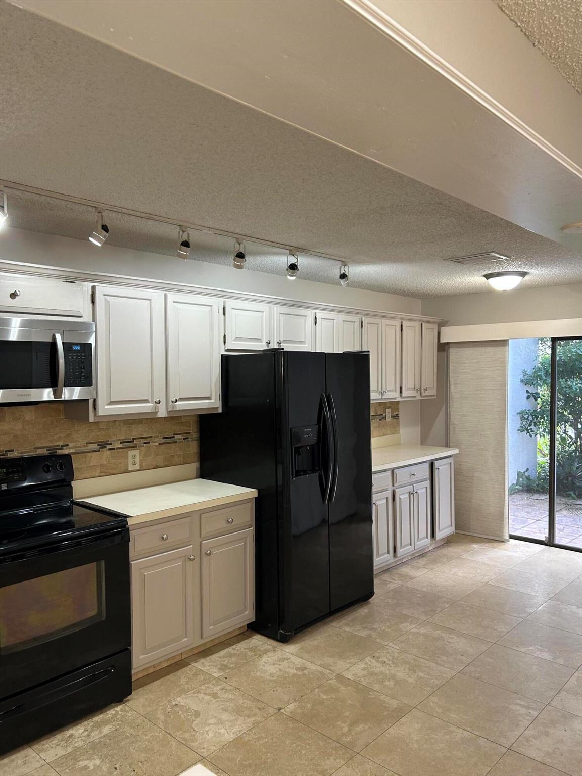 CANARY PALM CLUB - Residential Lease