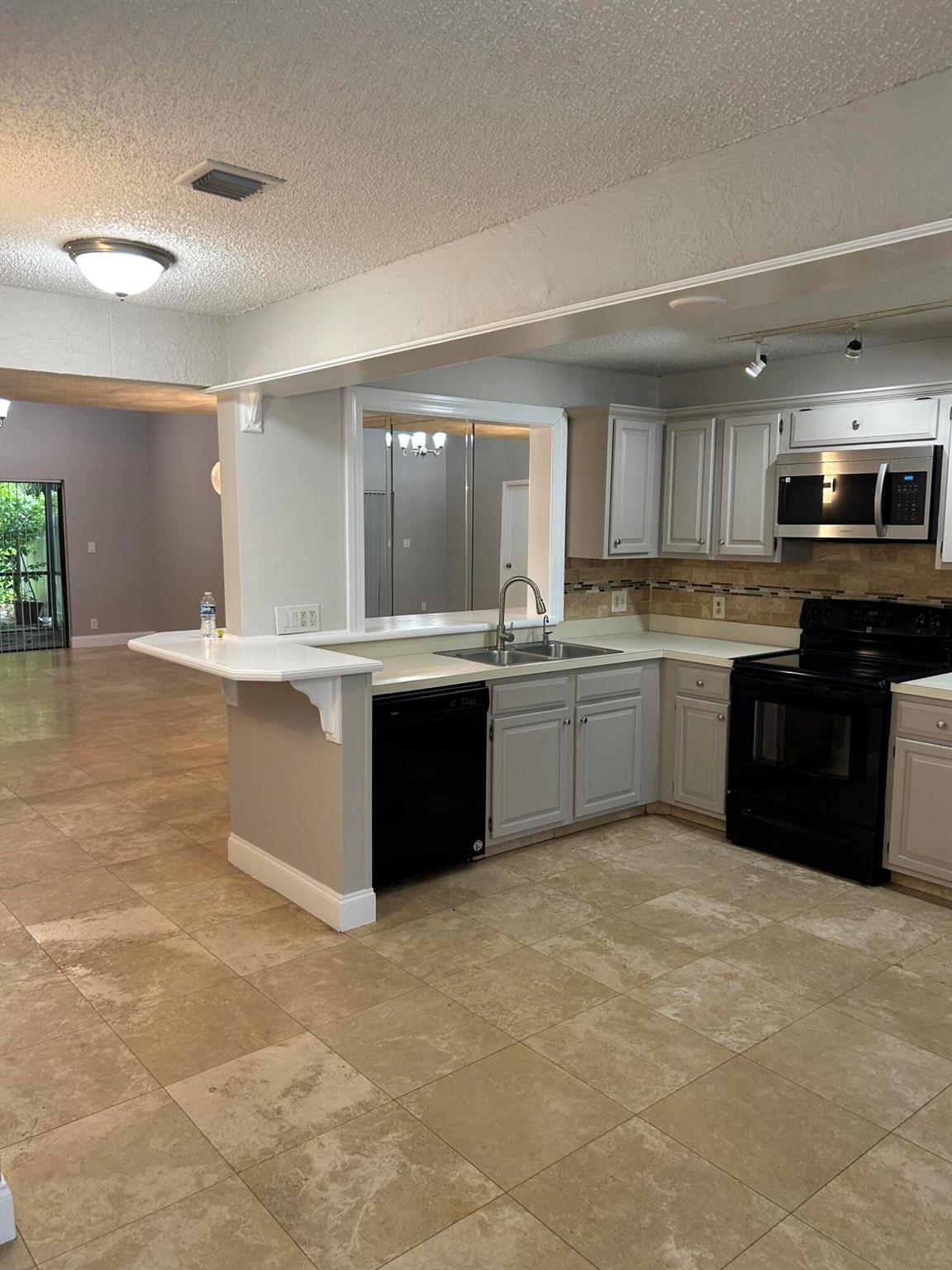 CANARY PALM CLUB - Residential Lease