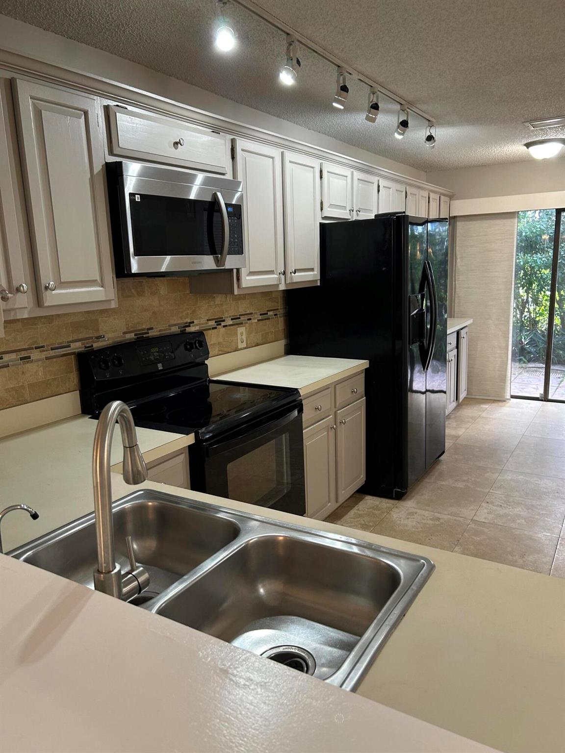 CANARY PALM CLUB - Residential Lease