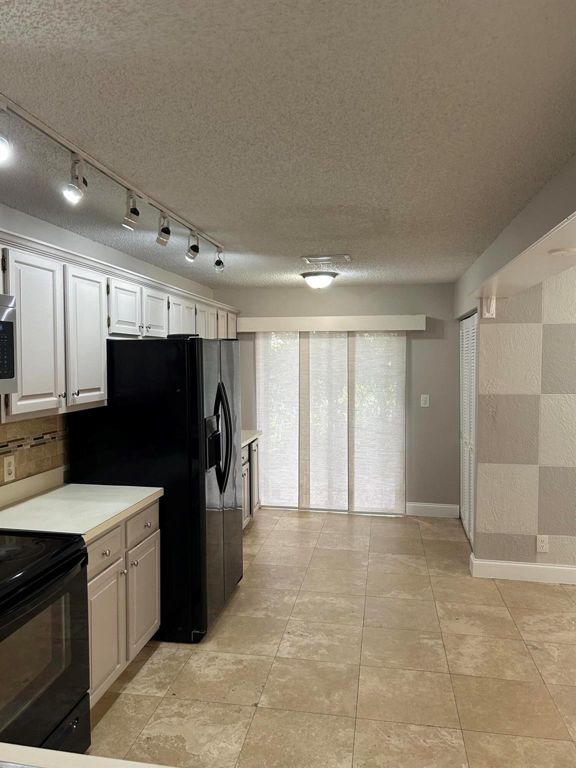 CANARY PALM CLUB - Residential Lease