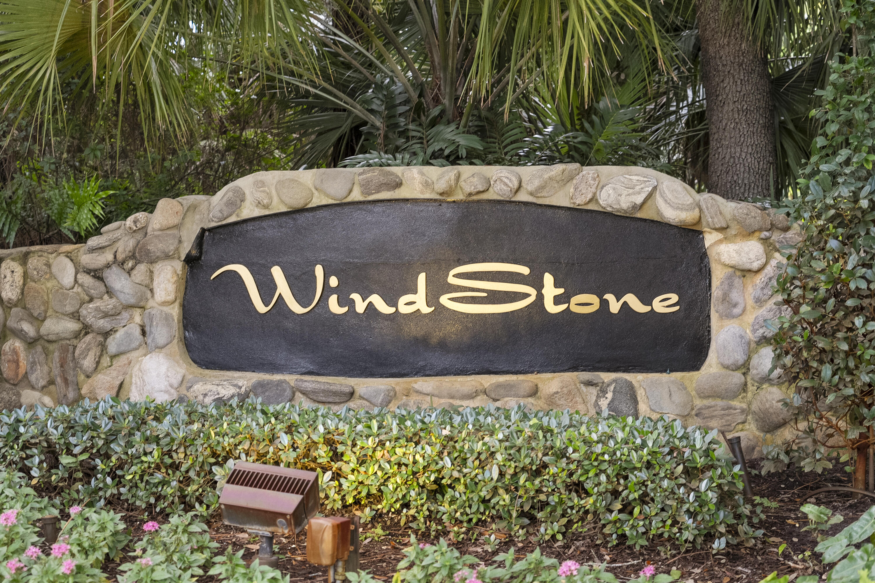 RIVER'S END /  WINDSTONE - Land