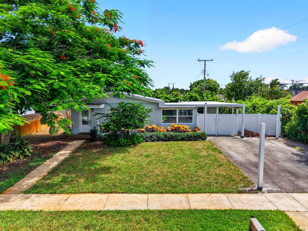 Photo of 1446 W Perry Street, Lantana, FL 33462 (MLS # B26050919)