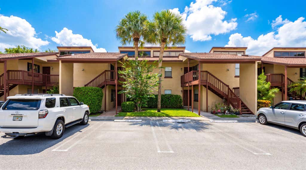 Photo of 1303 LAKEVIEW Drive E, Royal Palm Beach, FL 33411 (MLS # B26056998)