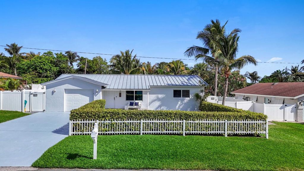 Photo of 147 SW 25th Avenue, Boynton Beach, FL 33435 (MLS # R10971993)