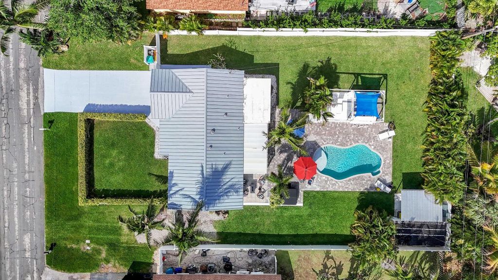 Photo of 147 SW 25th Avenue, Boynton Beach, FL 33435 (MLS # R10971993)
