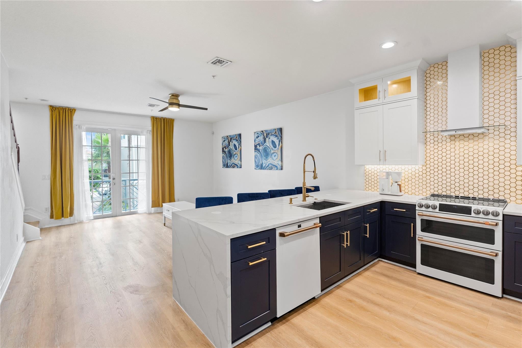 View photos, virtual tours, details... 2243 NE 9TH Avenue