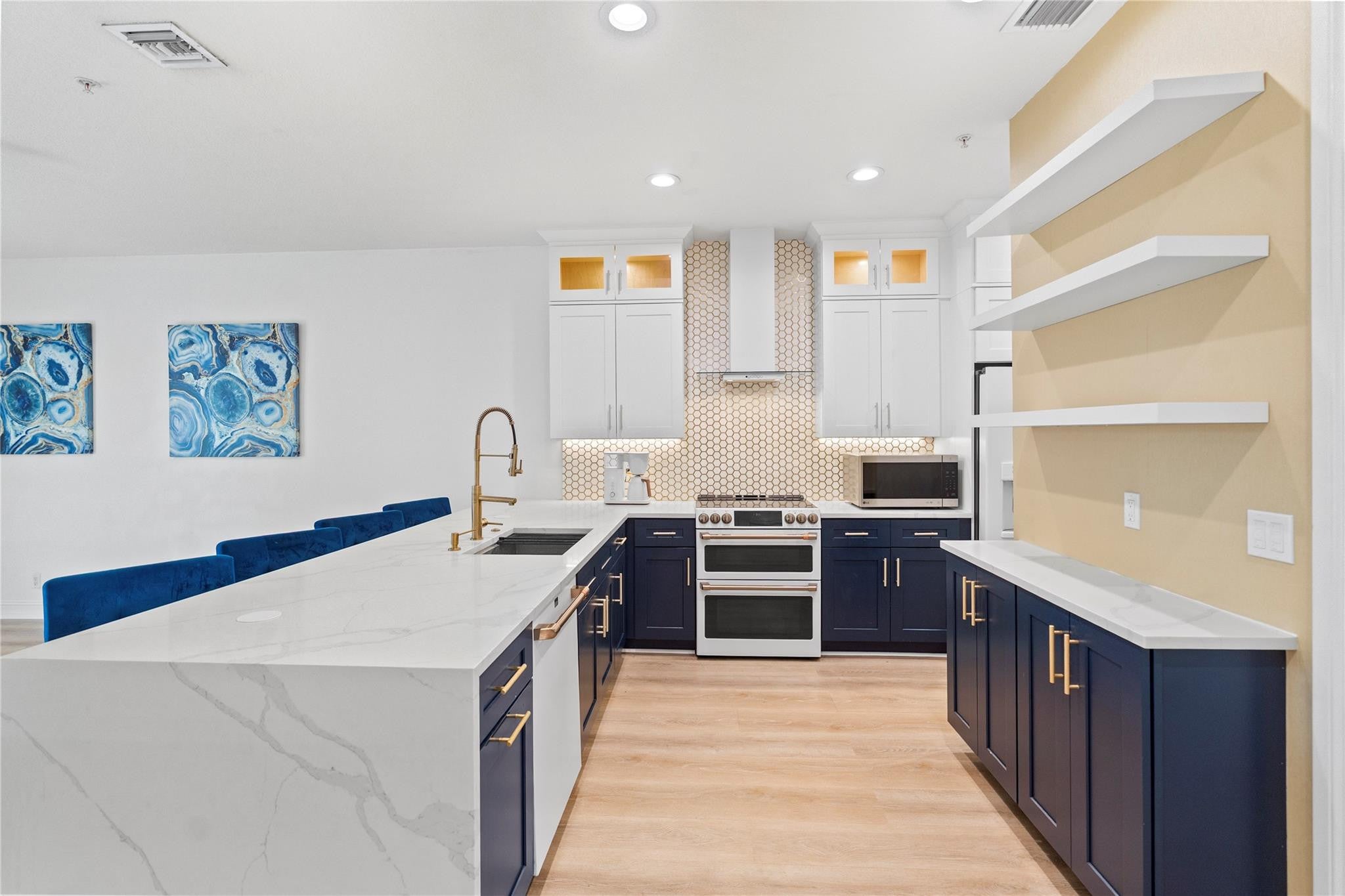 View photos, virtual tours, details... 2243 NE 9TH Avenue