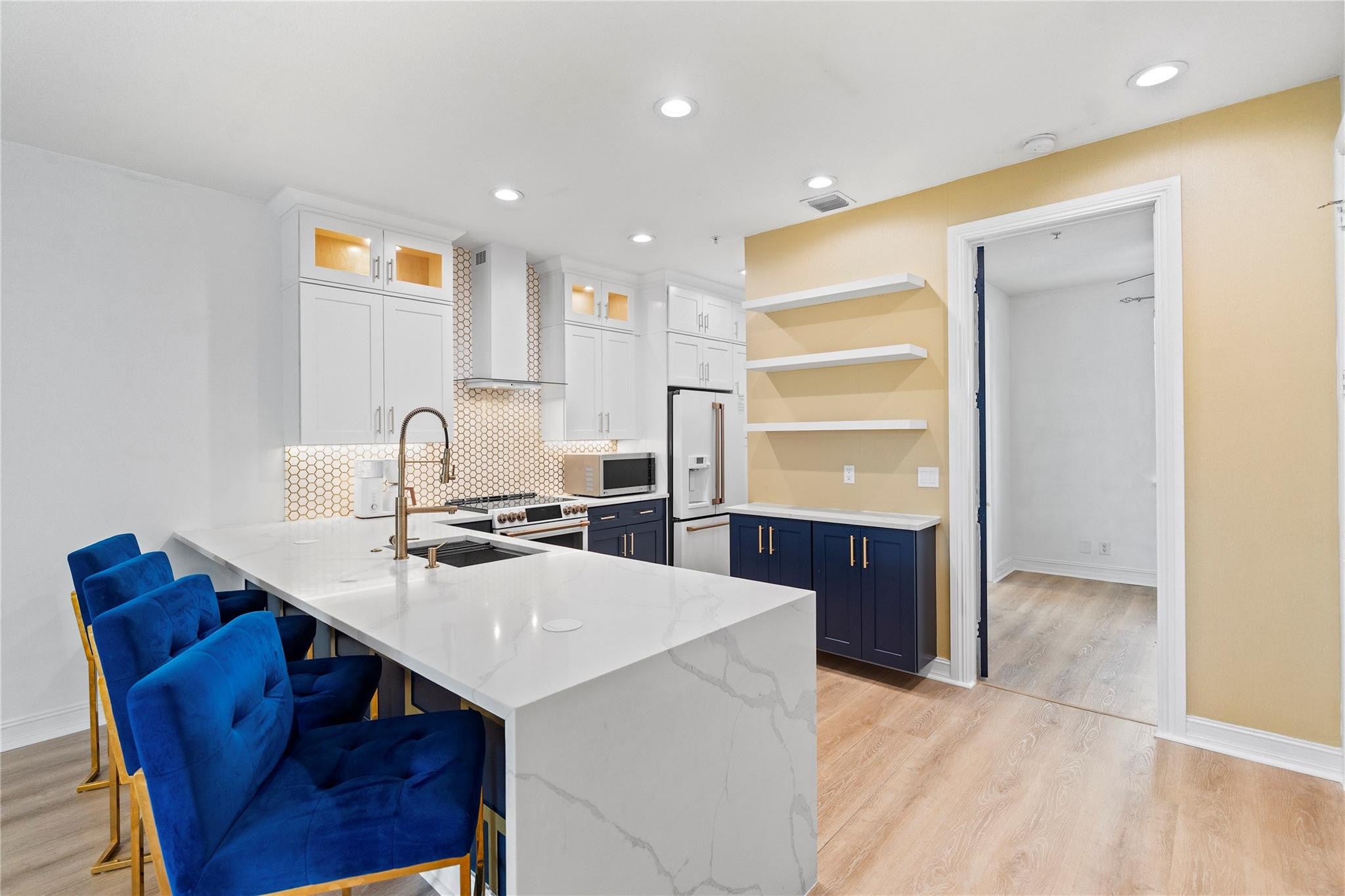 View photos, virtual tours, details... 2243 NE 9TH Avenue