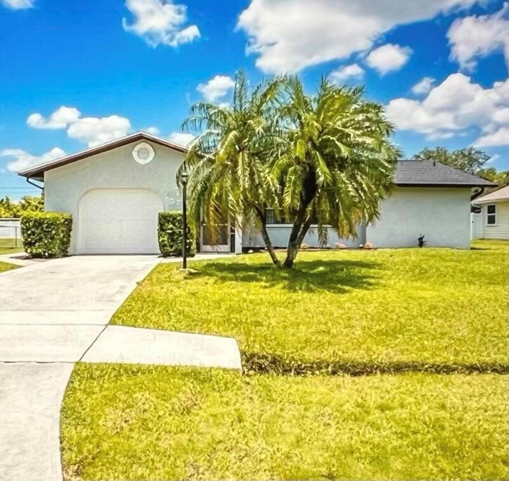 Photo of 577 SE Maple Terrace, Port St Lucie, FL 34983 (MLS # R10896433)