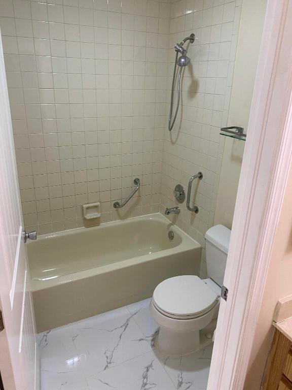 LAGO DEL REY NORTH AMSTERDAM CONDO - Residential