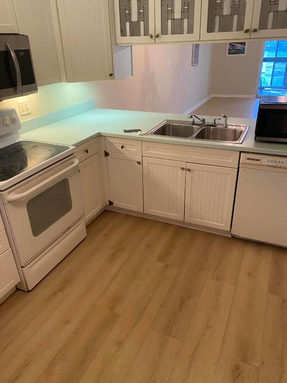 LAGO DEL REY NORTH AMSTERDAM CONDO - Residential