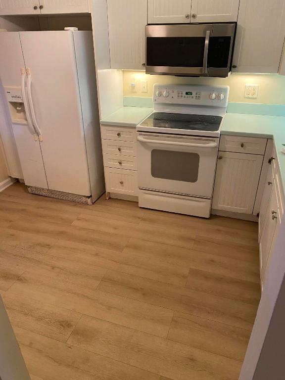 LAGO DEL REY NORTH AMSTERDAM CONDO - Residential