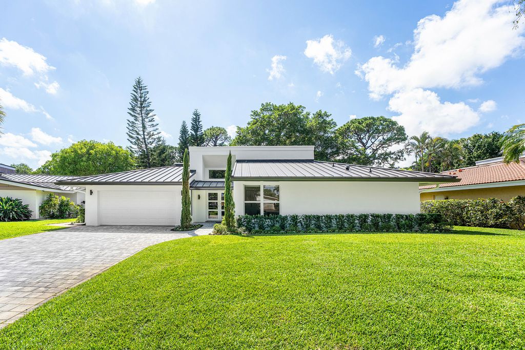 Photo of 654 W Lakewoode Circle, Delray Beach, FL 33445 (MLS # B26009141)