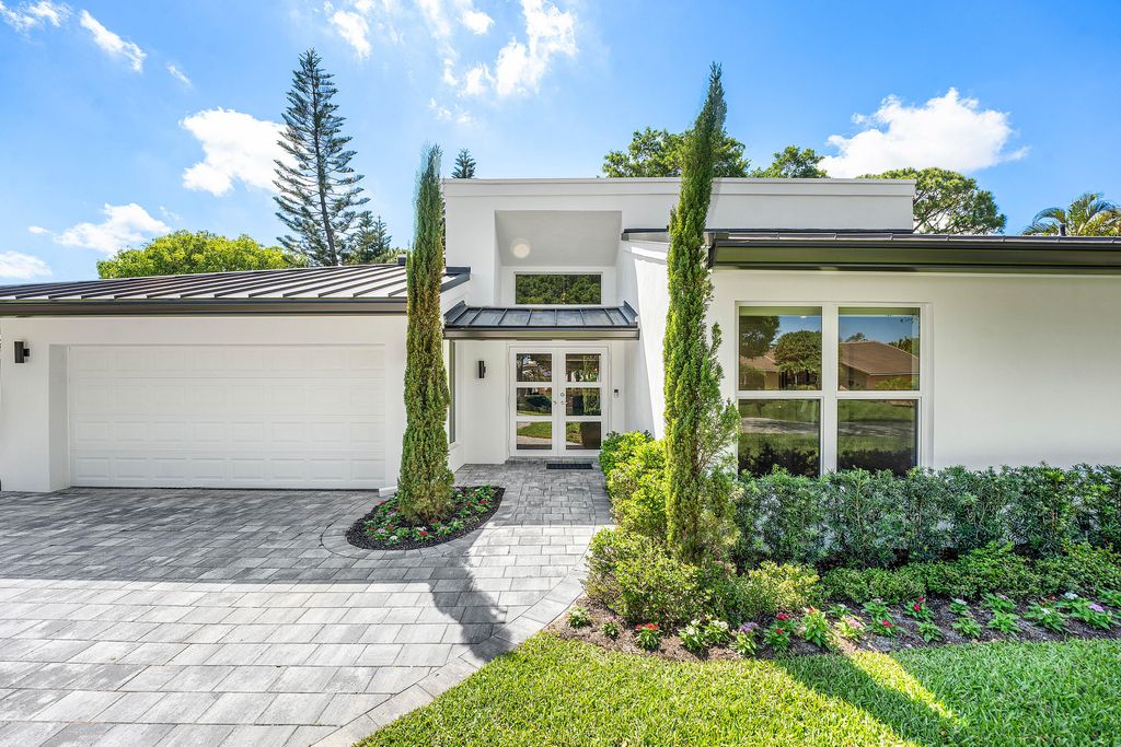 Photo of 654 W Lakewoode Circle, Delray Beach, FL 33445 (MLS # B26009141)