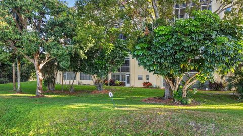 Tiny photo for 3524 Via Poinciana #303, Lake Worth, FL 33467 (MLS # R11168910)