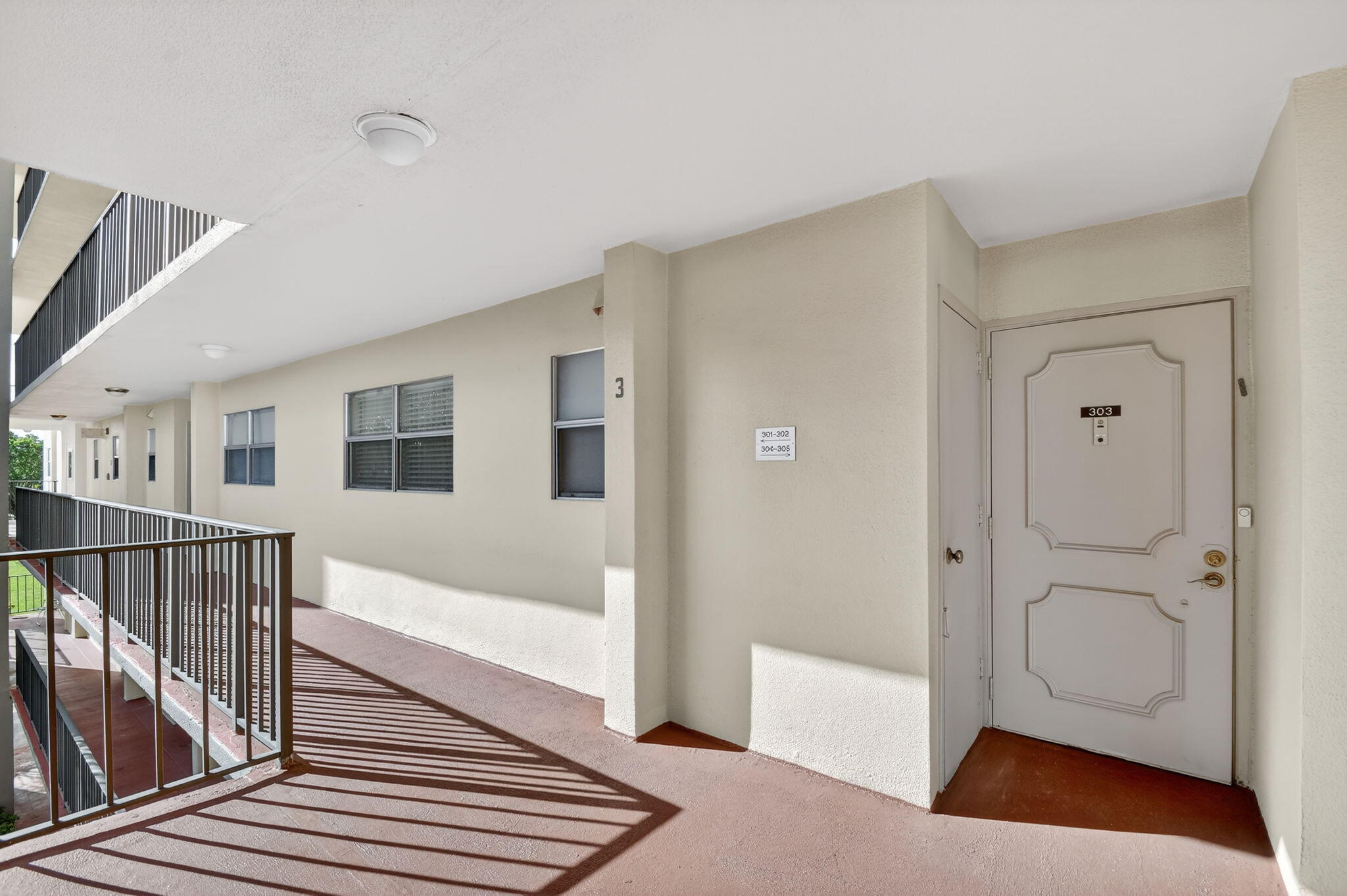 3524 Via Poinciana 303