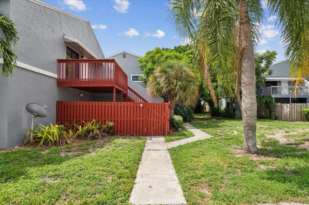 Photo of 14 Crossings Circle #14-E, Boynton Beach, FL 33435 (MLS # F10524107)