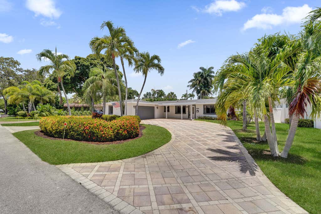 Photo of 1745 NE 36TH Street, Oakland Park, FL 33334 (MLS # B26053114)