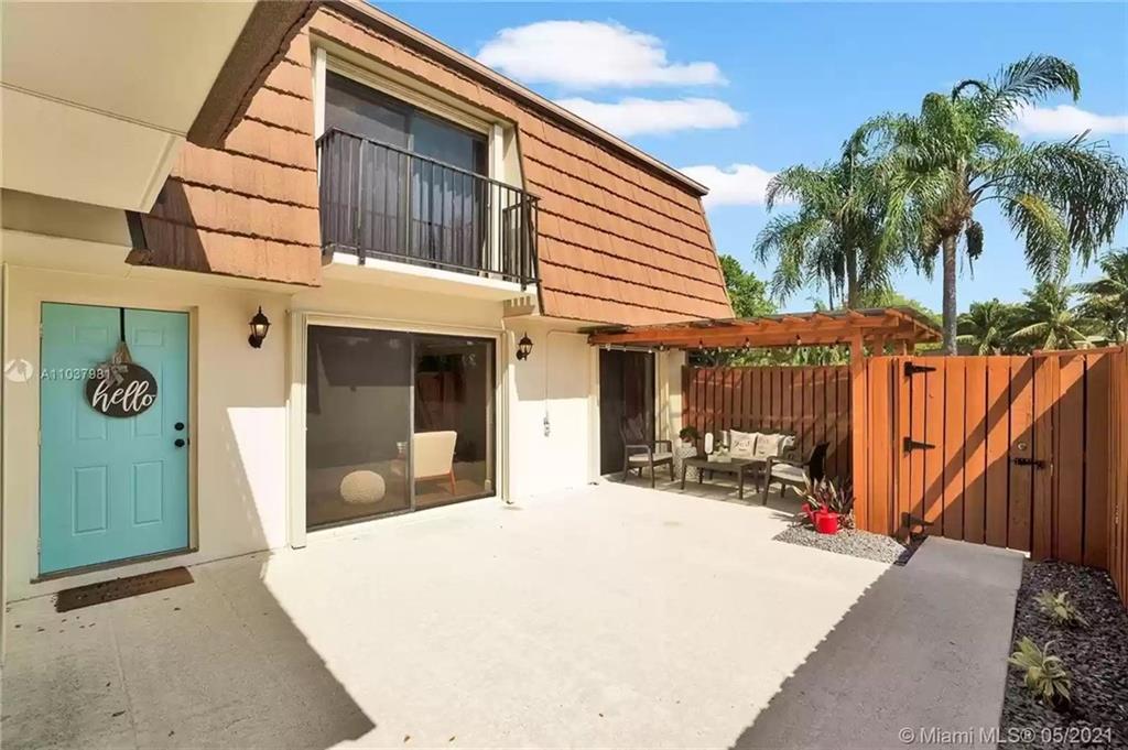 3 bedroom 2.5 bath townhome at private Pine Island Ridge community One bedroom is downstairs with closet, 2 bedrooms upstairs with 2 full bathrooms. All updated. Private fence courtyard. Davie school district. Per Association restrictions, no pick up trucks and not commercial vehicles overnight parking