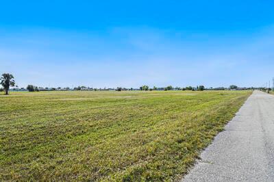 This vacant lot is located in a commercial zone for professional use, ideal for accountants, attorneys' office, the options are endless. Perfect blend for business seeking accessibility and community charm. The growth potential is huge at the lowest price in the block.