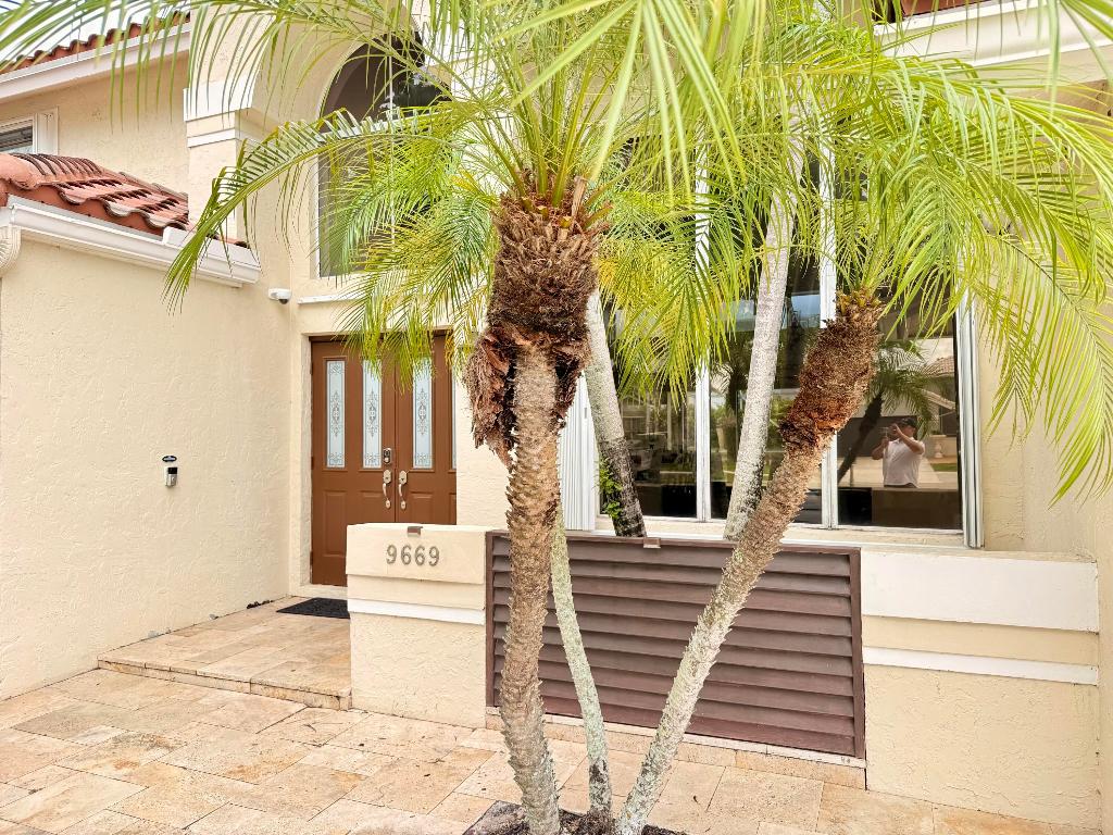 WEST BOCA LAKE - Residential