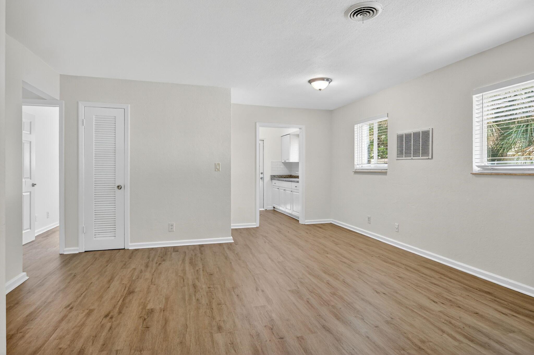 CRESTHAVEN NO 11 - Residential Lease