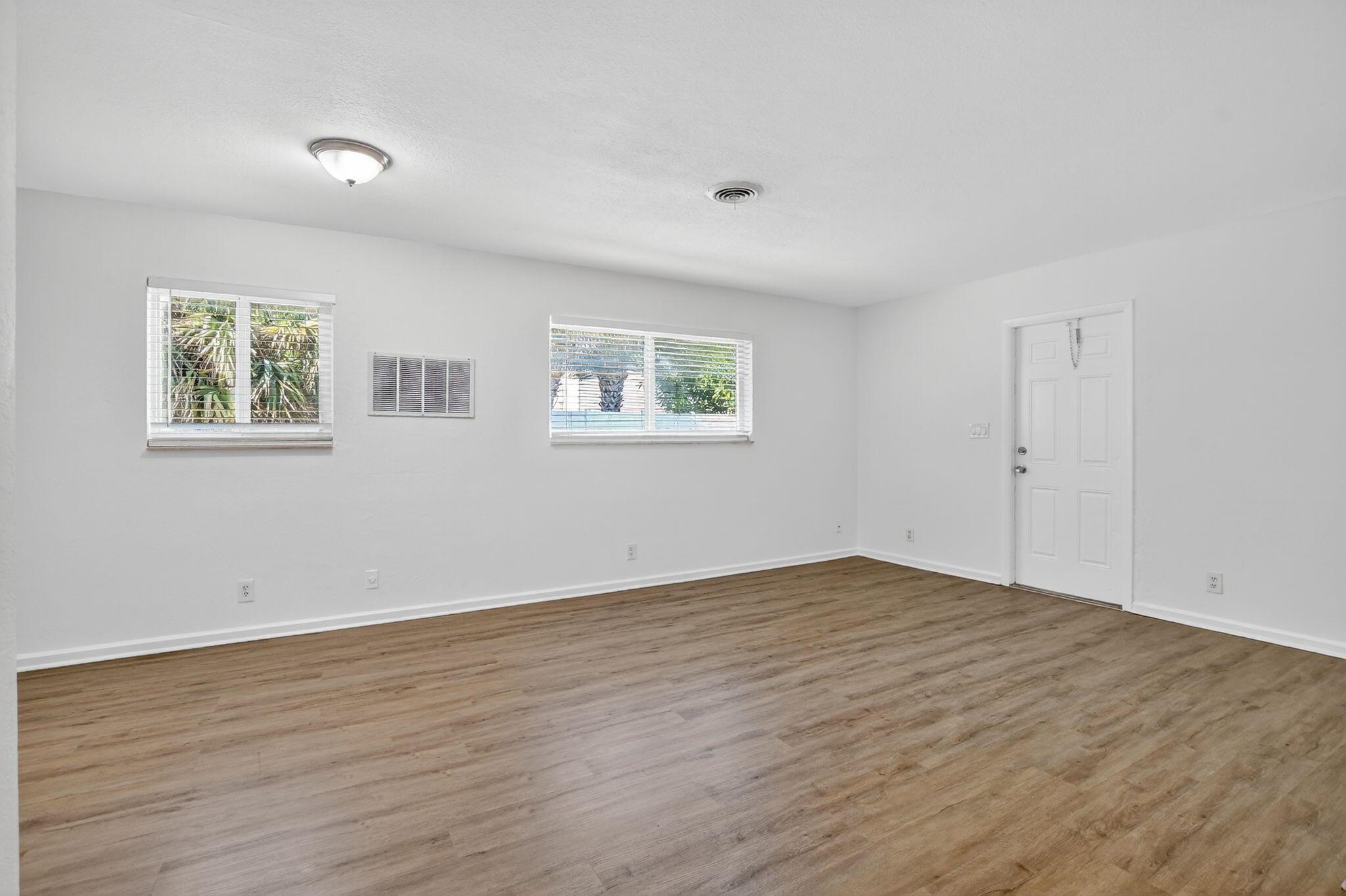 CRESTHAVEN NO 11 - Residential Lease