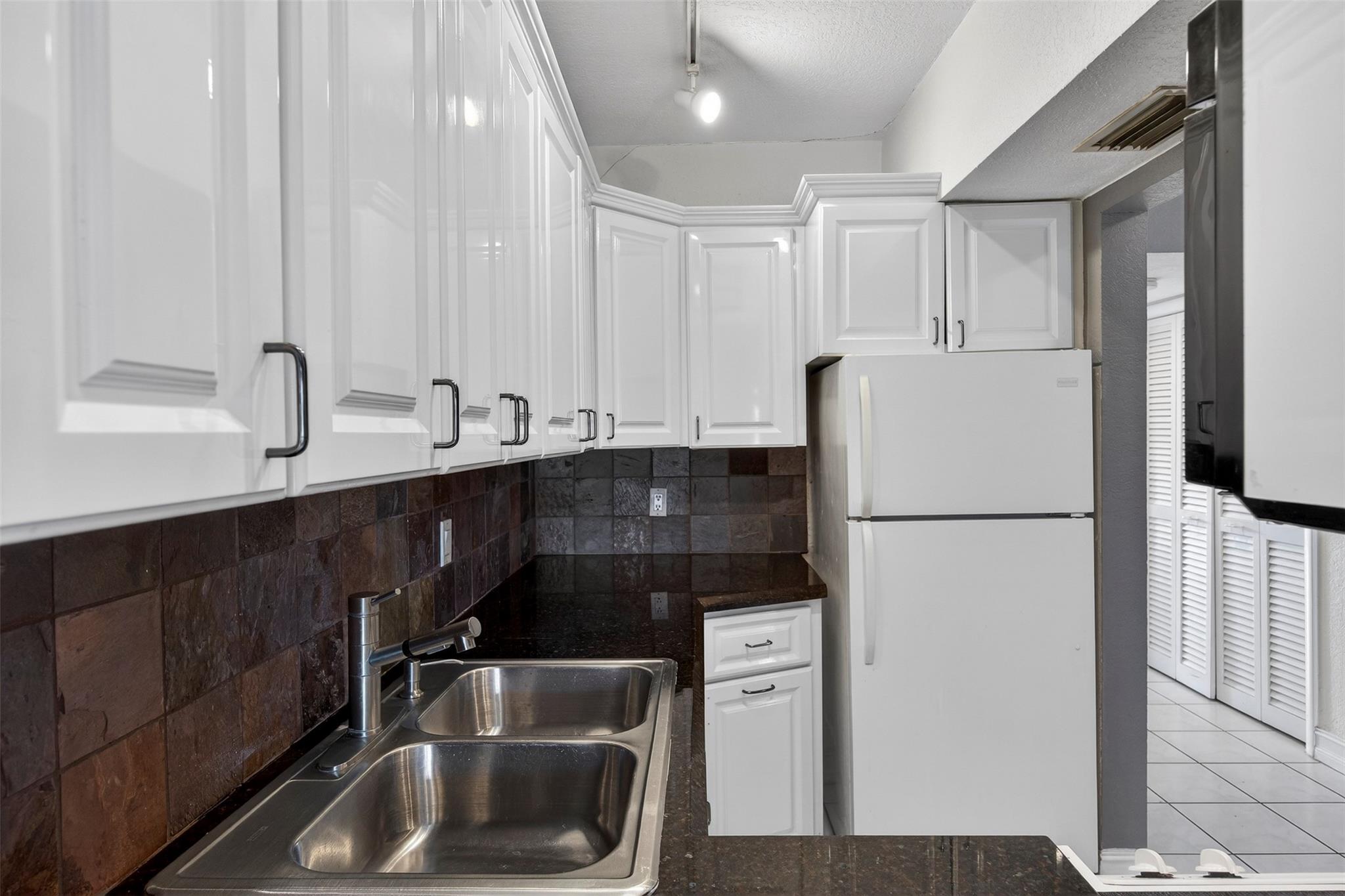 HERITAGE HOUSE CONDO - Residential Lease