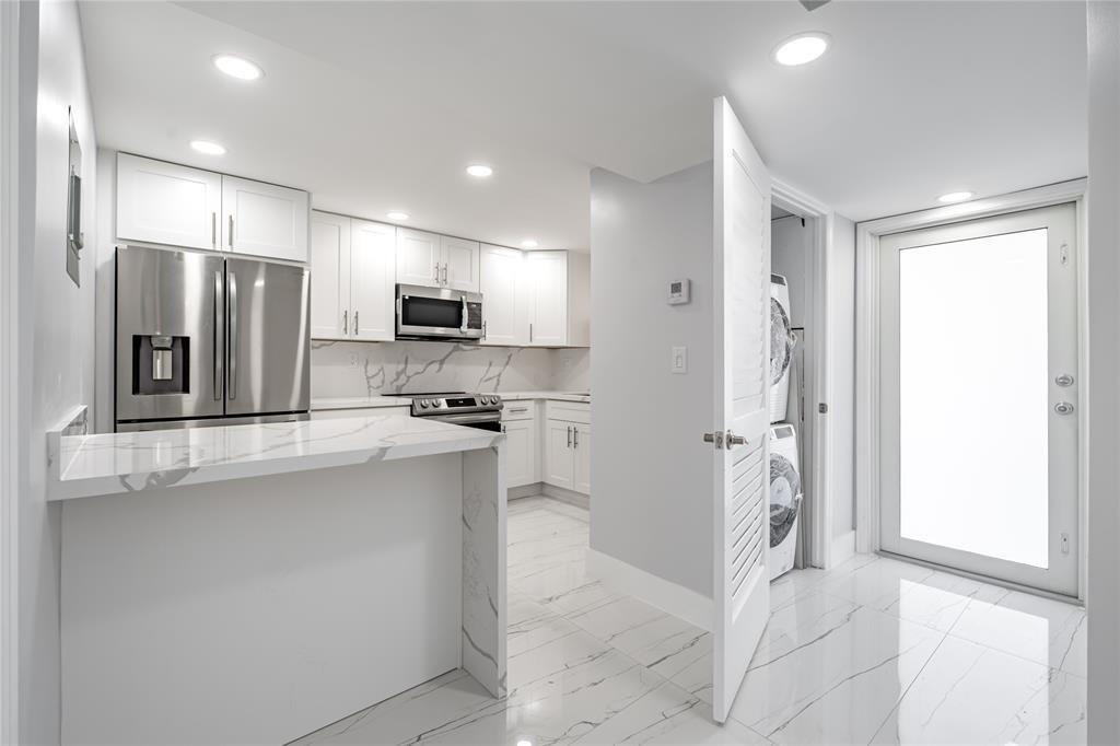 HOLLYBROOK GOLF & TENNIS - Residential