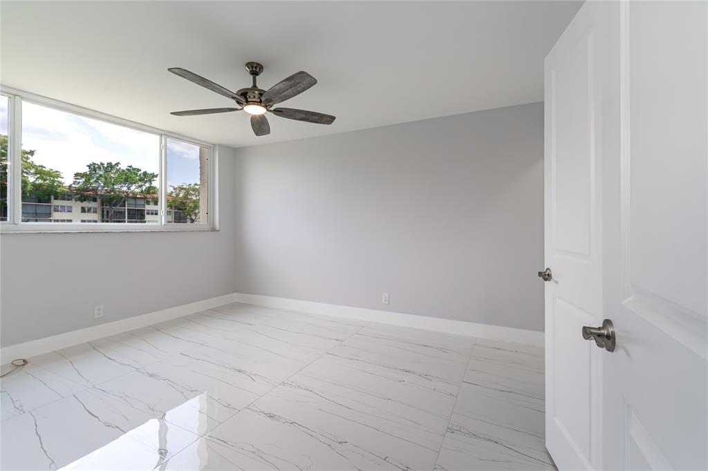 HOLLYBROOK GOLF & TENNIS - Residential