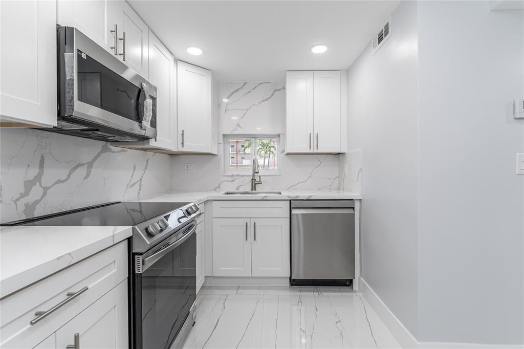 HOLLYBROOK GOLF & TENNIS - Residential