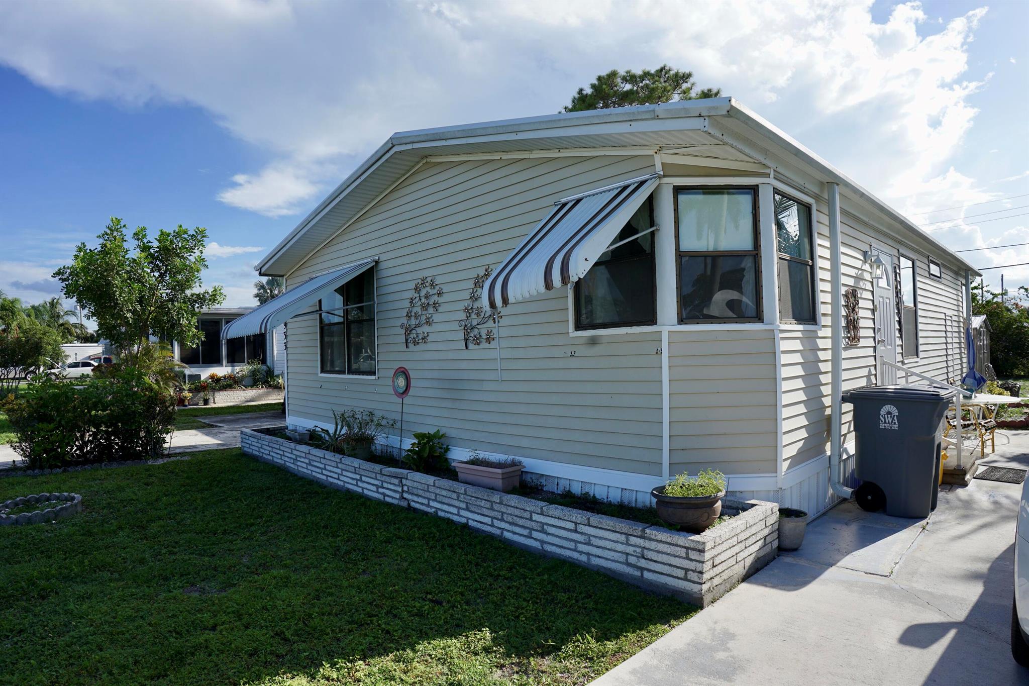 55+ MOVE IN READY, SPACIOUS HOME, ANNUAL RENTAL, WATER AND ELECTRIC INCLUDED IN RENT IDEAL LOCATION MINUTES FROM SHOPPING AND INTERSTATES.
