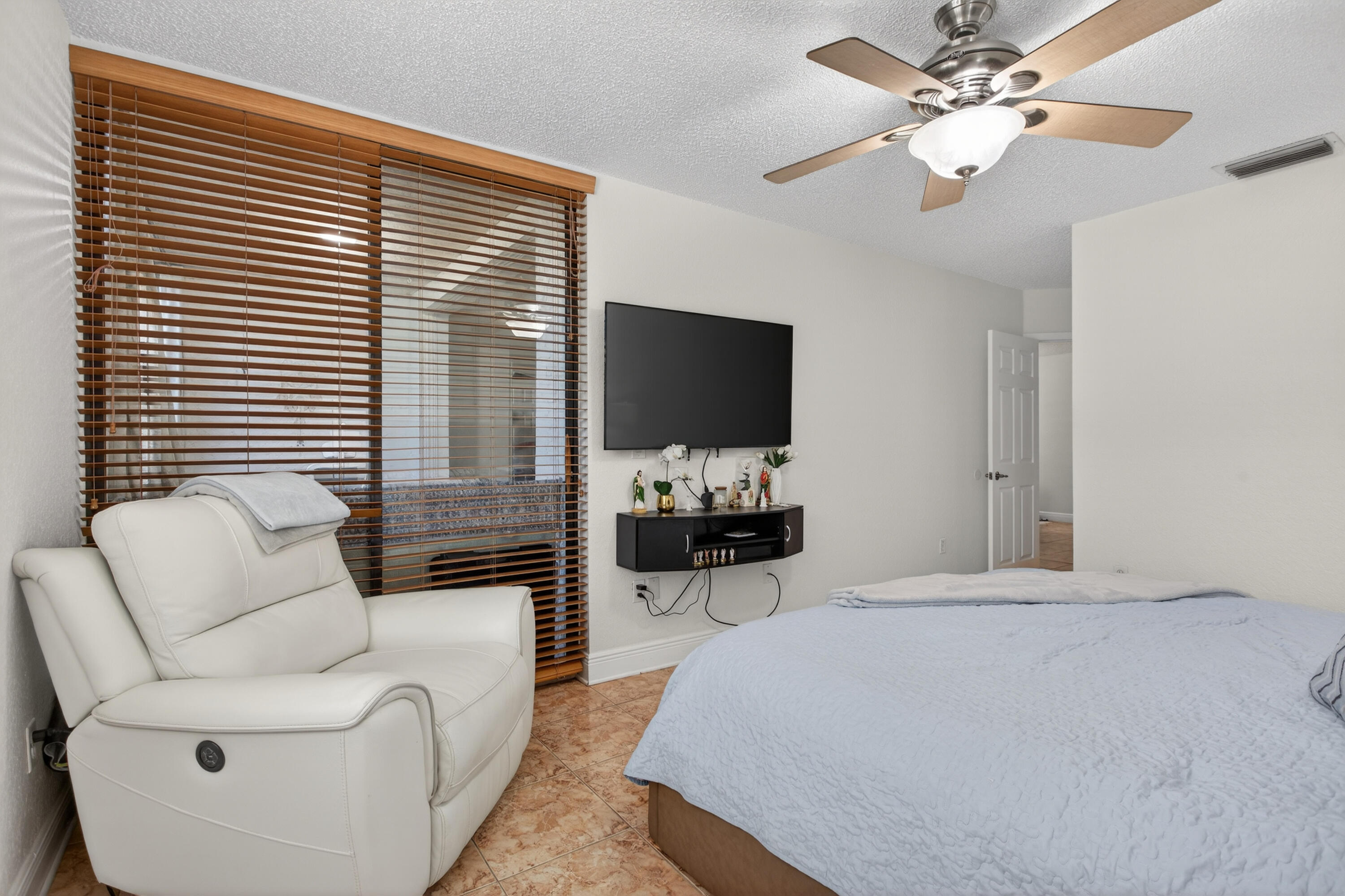 BAYVIEW VILLAGE E CONDO - Residential